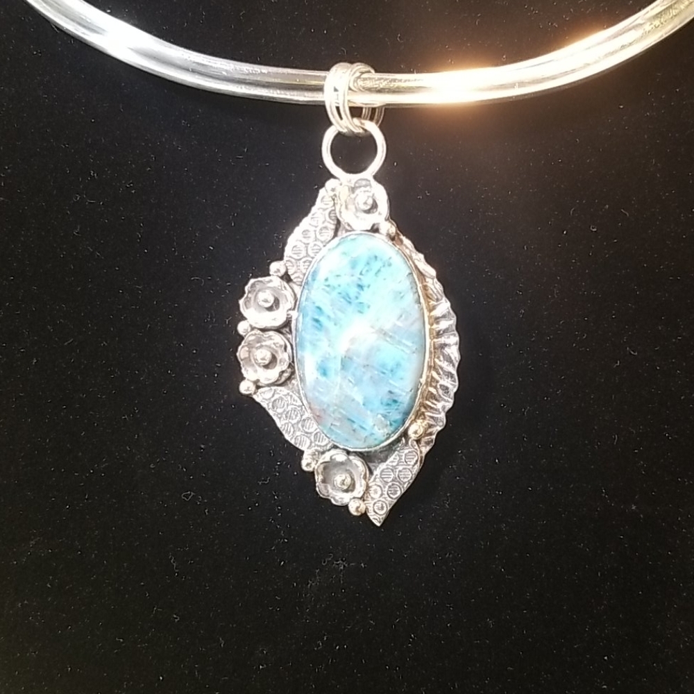GORGEOUS PENDANT NWOT - Picture 3 of 10